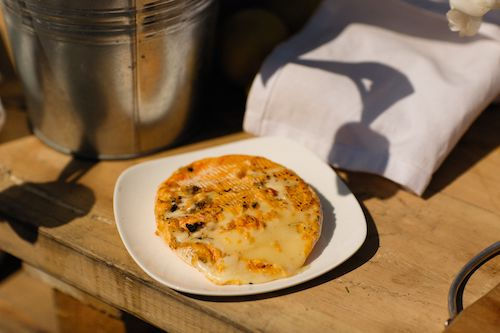 Omelette dorée servie dans une assiette blanche, accord mets et fromage du Muscaris du Domaine de La Garnaudière