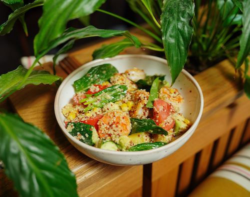 Salade de quinoa et légumes frais dans un bol, accord végétarien du Grolleau gris du Domaine de La Garnaudière