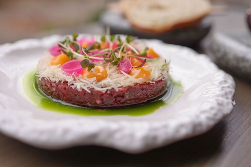 Tartare de bœuf aux fleurs comestibles et huile d'herbes, accord mets et vins pour le Sauvignon du Domaine de La Garnaudière