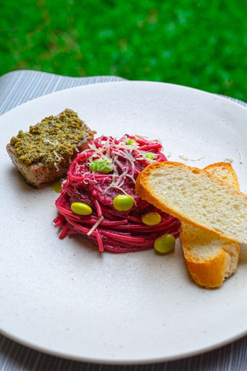 Spaghettis à la betterave, pesto et pain, accord végétarien du Cabernet Sauvignon rosé du Domaine de La Garnaudière