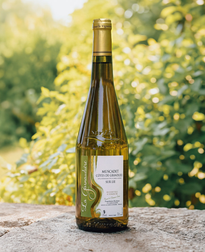 Bouteille de Muscadet Côtes de Grand Lieu sur Lie, vin blanc sec AOP du Domaine de La Garnaudière