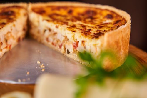 Quiche lorraine dont une part est servie, accord mets et vins pour le Cabernet Sauvignon rosé du Domaine de La Garnaudière