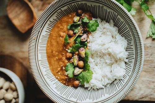 Curry de lentilles servi avec du riz dans un bol, accord végétarien du Cabernet Cortis du Domaine de La Garnaudière