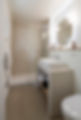 Salle de bain chambre hotel Punta Lara Noirmoutier douche italienne paroi verre vasque blanche meuble bois miroir retro eclaire LED carrelage beige sable