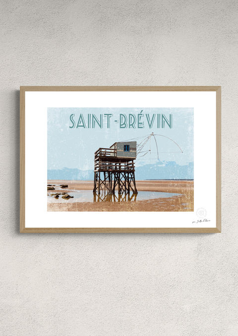 Affiche illustrée "Saint-Brévin" avec son carrelet sur pilotis, encadrée en chêne sur un mur texturé