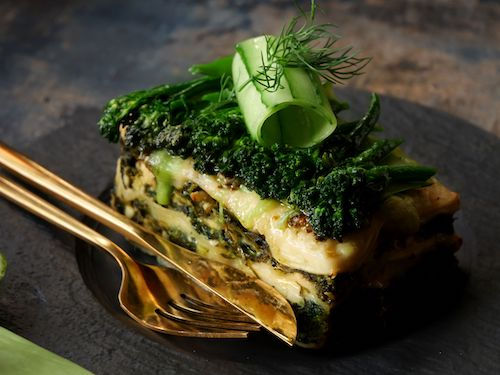 Lasagnes de légumes verts servies avec des couverts dorés, accord végétarien du Pinot gris du Domaine de La Garnaudière