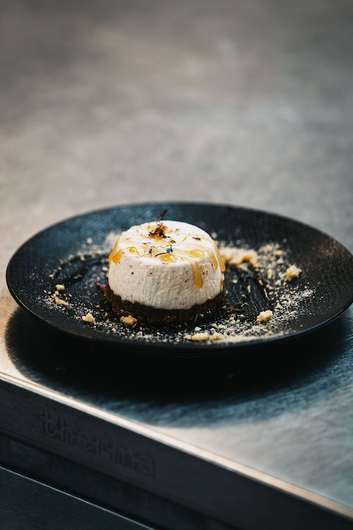 Crème de fromage frais sur une assiette noire, accord fromage du Muscadet Côtes de Grand Lieu sur Lie