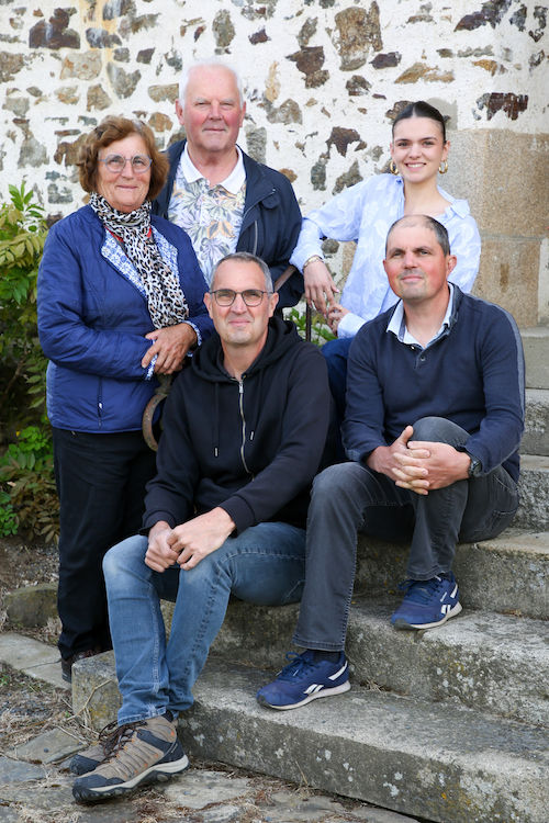 La famille Denis, trois générations de vignerons du Domaine de La Garnaudière, réunie devant un mur en pierre