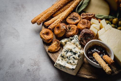Plateau de fromages bleus, figues séchées et gressins, accord fromage de L'Excellence du Domaine de La Garnaudière