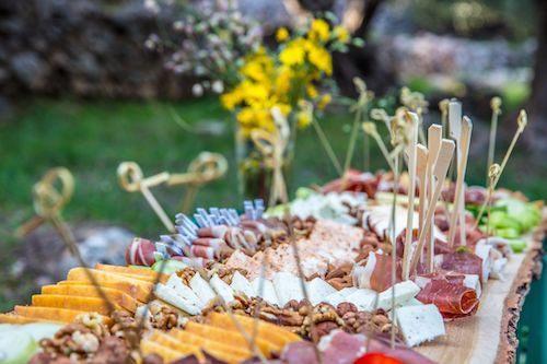 Grande planche de buffet de charcuterie, fromages et fruits secs dans un jardin, accord fromage du cocktail Sangria du Domaine de La Garnaudière