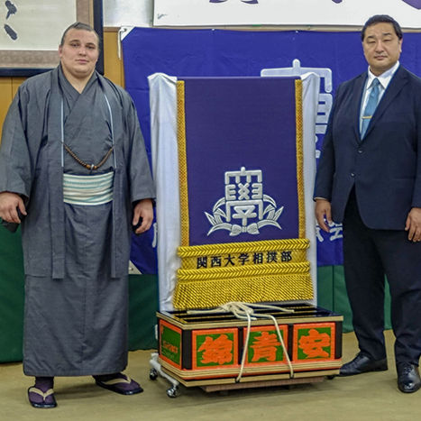 Aonishiki reçoit son premier kesho-mawashi !