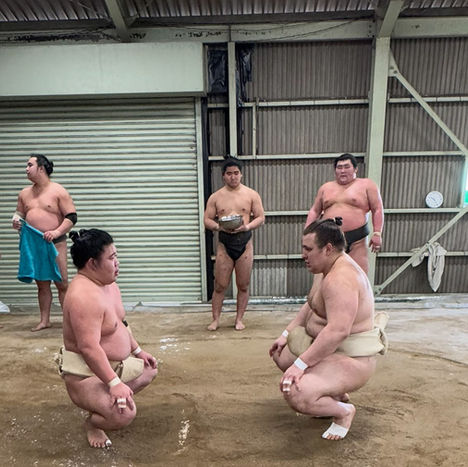 Wakaikari rend visite à Ajigawa-beya pour un degeiko