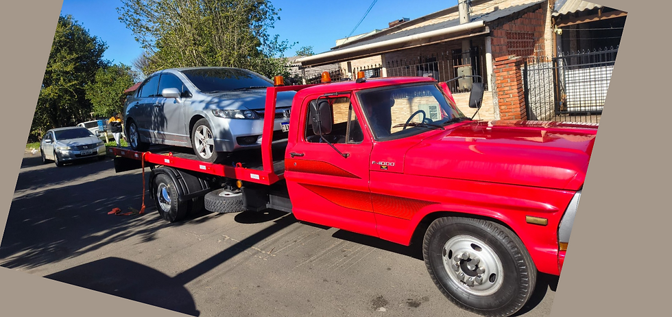 Guincho com plataforma hidráulica transportando carro para oficina