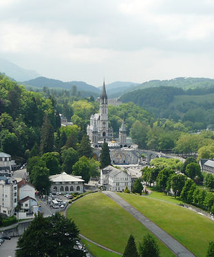 Lourdes_basilique_vue_depuis_château_(3).jpeg