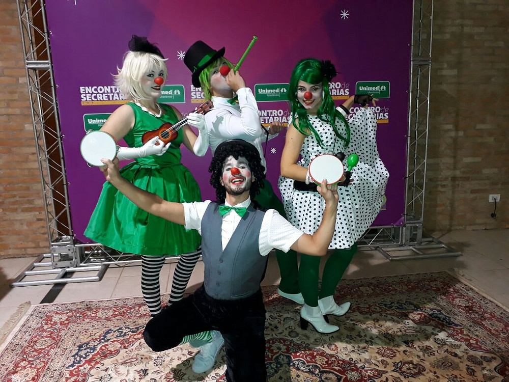 Cia Traquitana com a trupe de palhaços no evento Unimed.