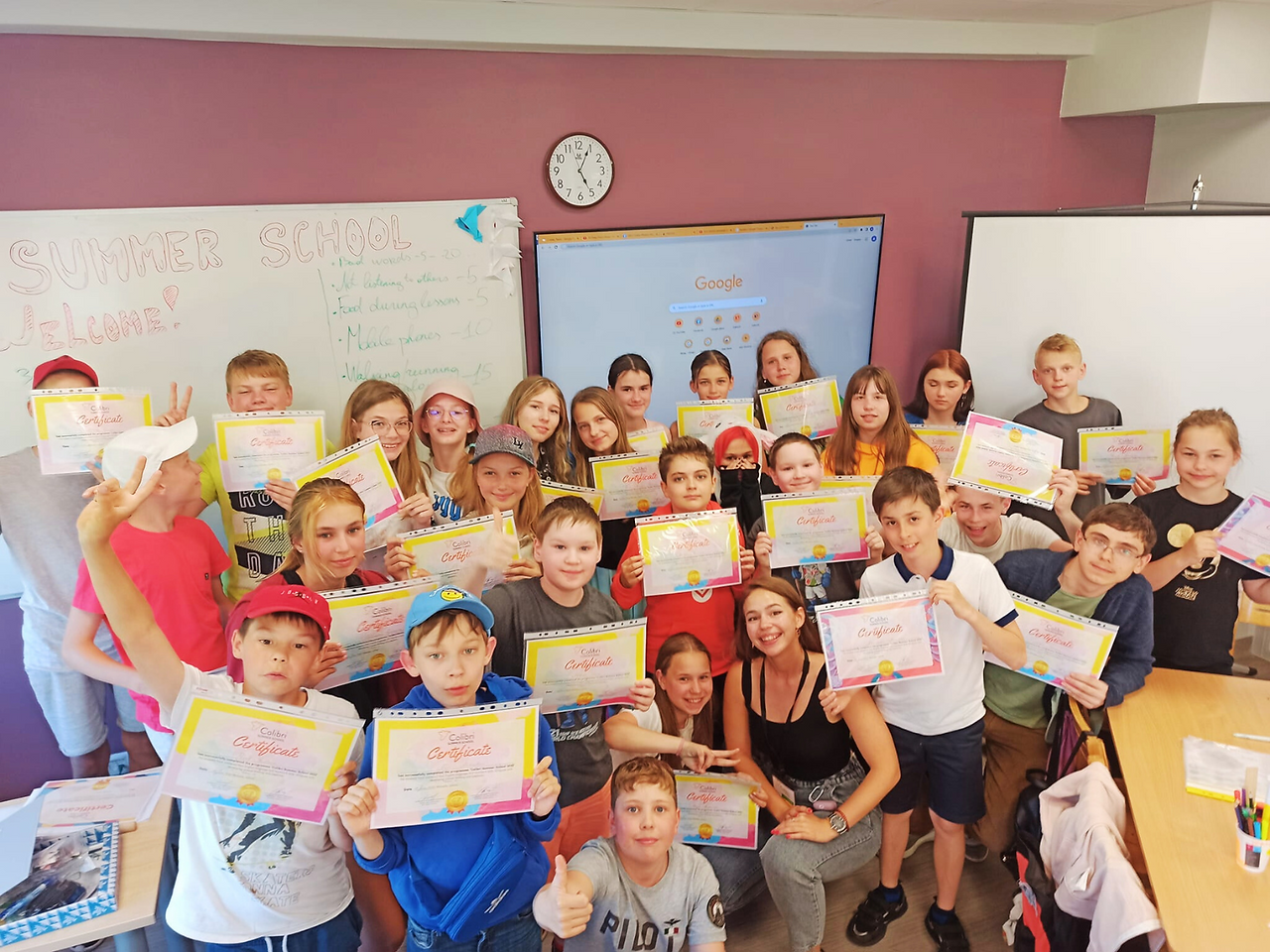 Children with diplomas in Colibri Summer School