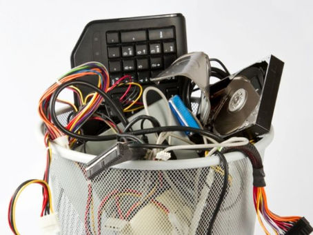 Lixo eletroeletrônico e eletrodoméstico.