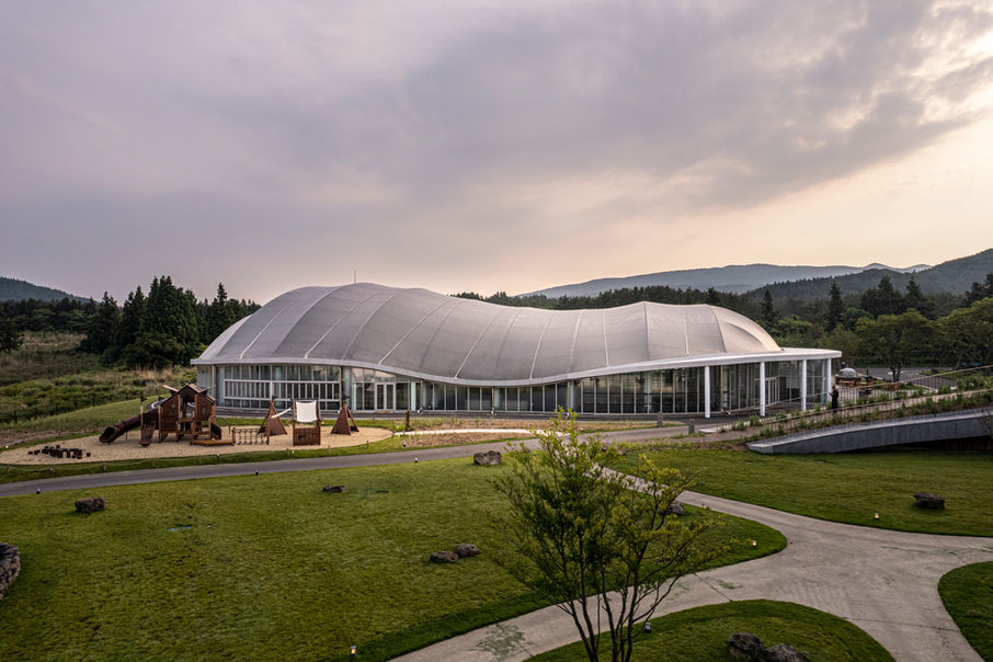 저녁 무렵의 스타빌, 조명이 켜진 건물과 들판 전경