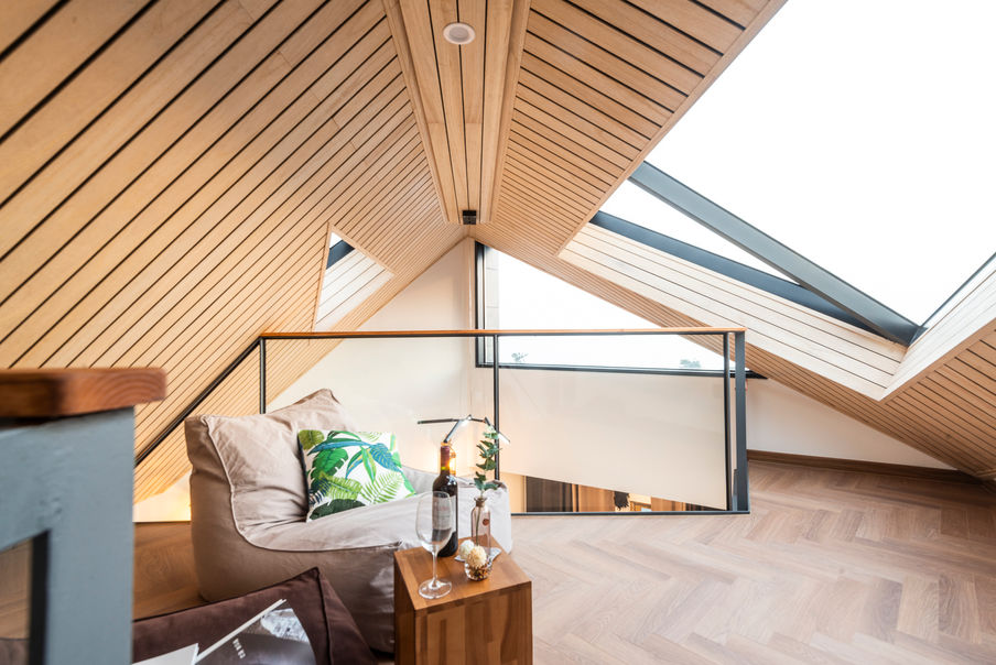 복층 다락 공간에 꾸며진 라로망스 라운지, 따뜻한 햇살이 드는 휴식 공간