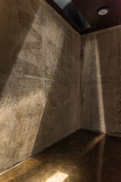 하우스엠 실내 콘크리트 벽 디테일, 세련된 인더스트리얼 무드