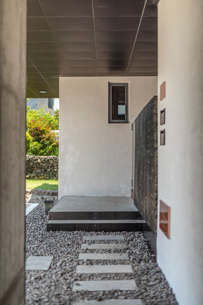 하우스엠 현관 입구, 모던한 구조미와 따뜻한 채광