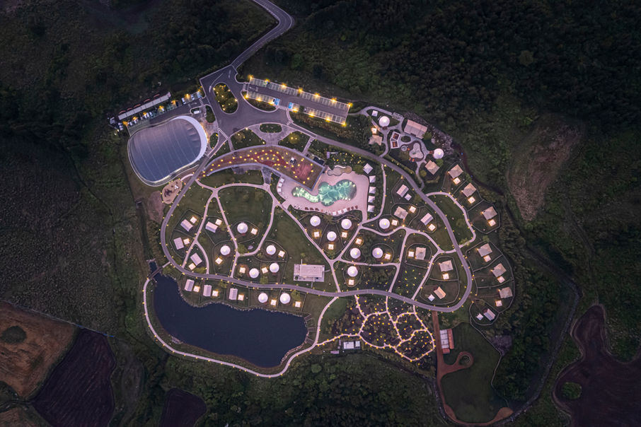 제주 스타빌 야간 항공 뷰, 조명이 켜진 숙소와 주변 자연 풍경
