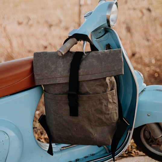 k-5-reed-rolltop-rucksack-backpack-olive-veganes-leder-washable-paper-outdoor-pappenstyle_