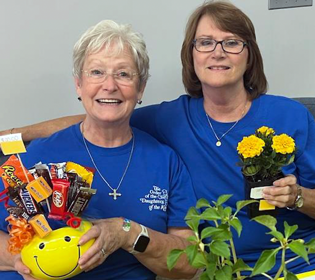 Caroljo Backus & Ruthie Baum at the plant table
