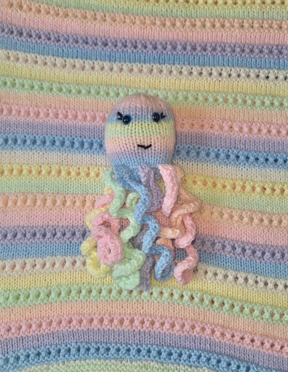 Miniaturbild: WC3004 Woolcraft  Double Knit DK Knitted Rainbow Baby Blanket and Octopus