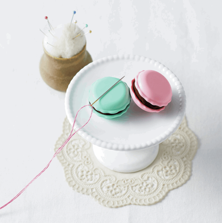 Sīktēls: Clover Needle Sharpener: Sweet 'n' Sharp Macaron: Raspberry - CL4130