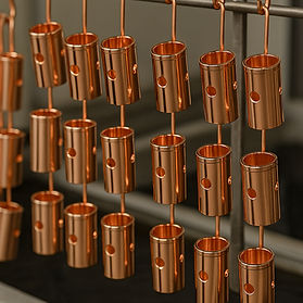 Gancheira com peças metálicas em acabamento de cobre ácido brilhante Cupramax AC 9582, prontas para galvanoplastia