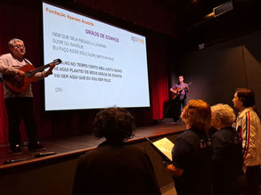 Projeto Encontros em Cantos reúne pessoas idosas e jovens em aula coletiva