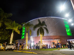 Luzes de Natal iluminam fachada do Centro Cultural Usiminas