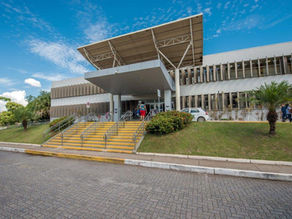 Hospital Márcio Cunha enfrenta cenário de superlotação