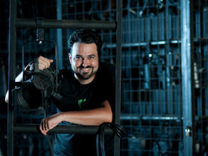 O cineasta João André Grossi é a atração da live de hoje à noite do Contém Cultura