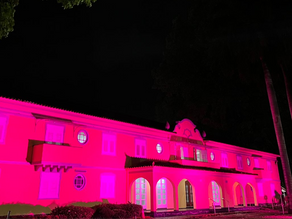 Outubro rosa: Fundação Aperam sensibiliza comunidade com fachada iluminada de rosa