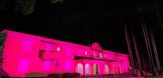 Outubro rosa: Fundação Aperam sensibiliza comunidade com fachada iluminada de rosa