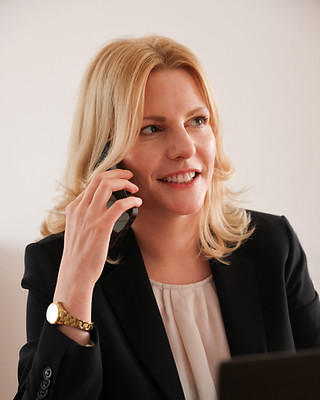 Theresia Paul im Gespräch am Telefon. Foto: Matthias Busse