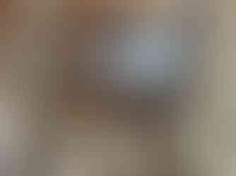 梁と柱に耐震補強金物を施工している様子