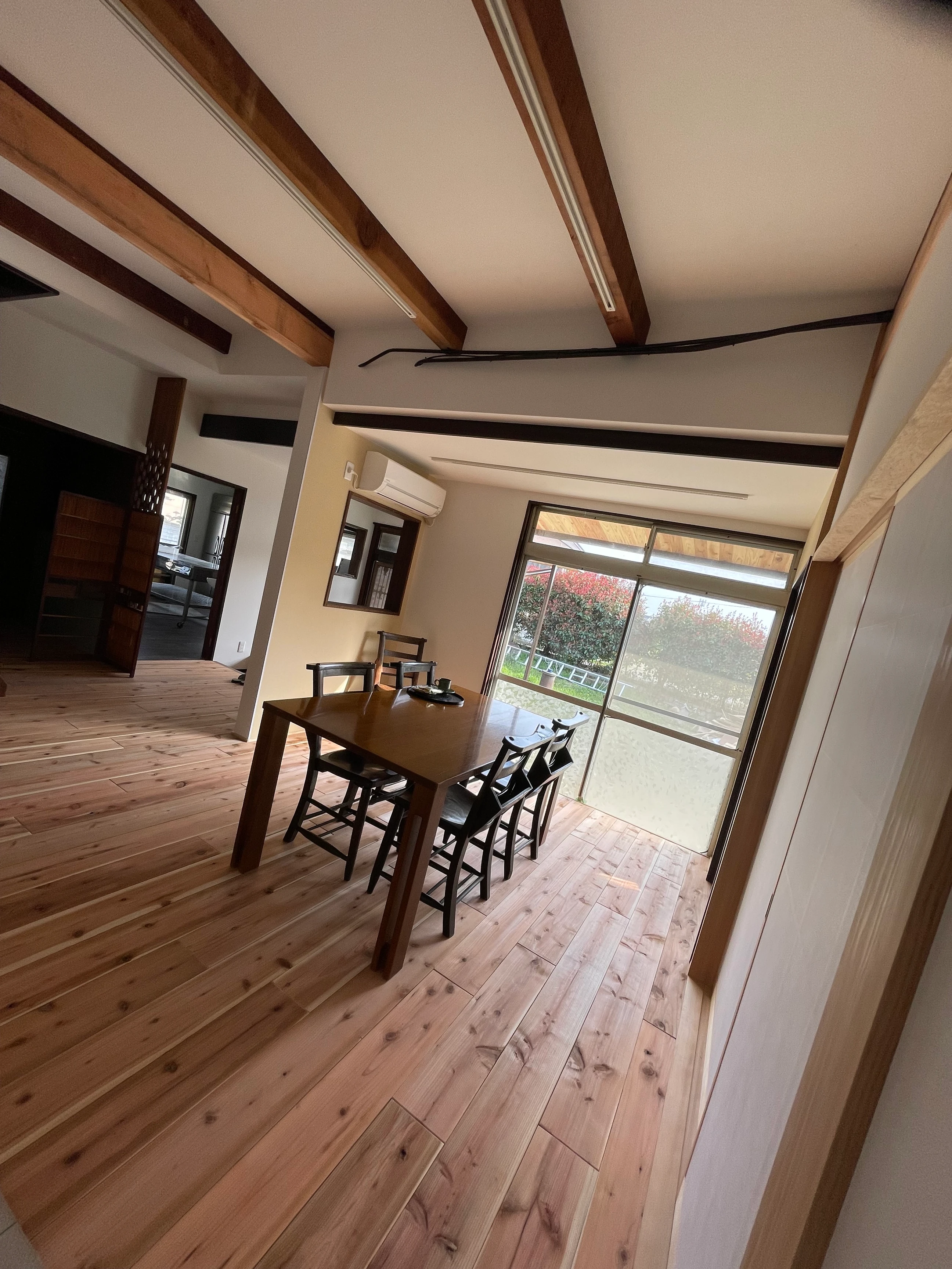 古民家カフェ改修｜梁を魅せる開放的な内装デザイン