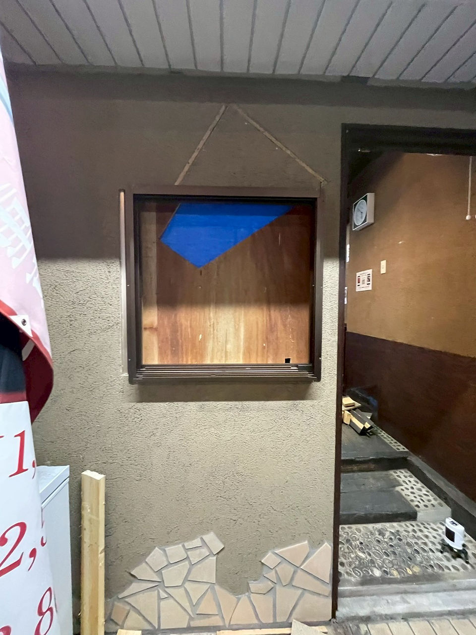 明石市・鰻の神楽のリフォーム前の外壁。はめ込み式デザイン窓が設置されていた施工前の状態｜SQUARE_LABO