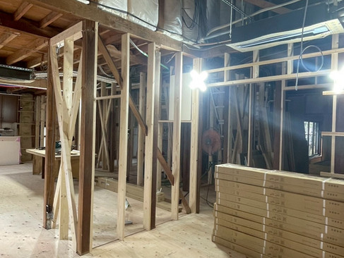  新しく間仕切り壁を施工している室内