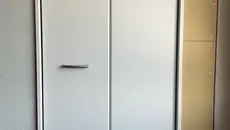 鉄扉から一新！ホワイト折れ戸のクローゼットへリフォーム