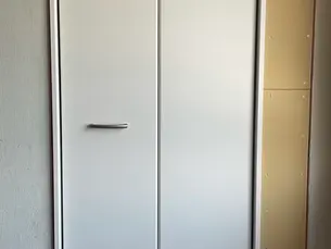 鉄扉から一新!ホワイト折れ戸のクローゼットへリフォーム