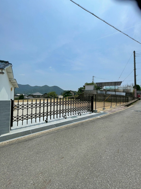 西脇市戸建てリノベーション・伸縮門扉を設置した玄関前（施工後）