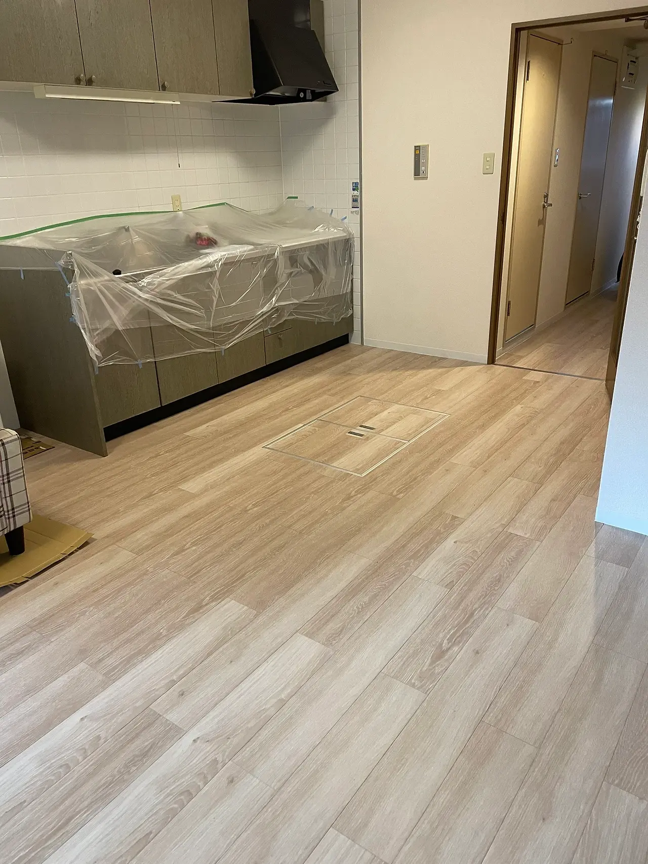 フロアタイル重ね貼り施工完了後の床。落ち着いたトーンの床材で、エステサロンにふさわしい上質な雰囲気に仕上がっています。
