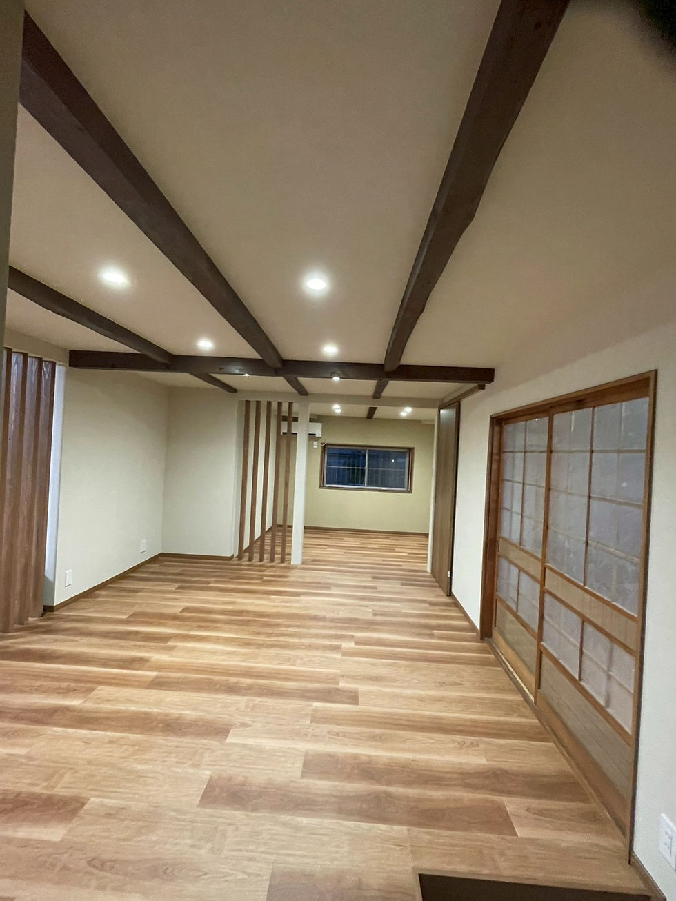 西脇市戸建てリノベーション・梁見せ天井と格子柱で仕上げた和モダンリビング（完成後）