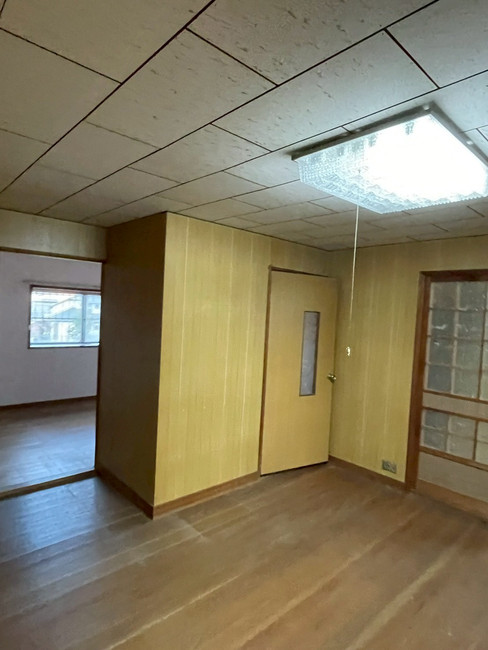 西脇市戸建てリノベーション・施工前の間仕切りで分断されたリビングとダイニング