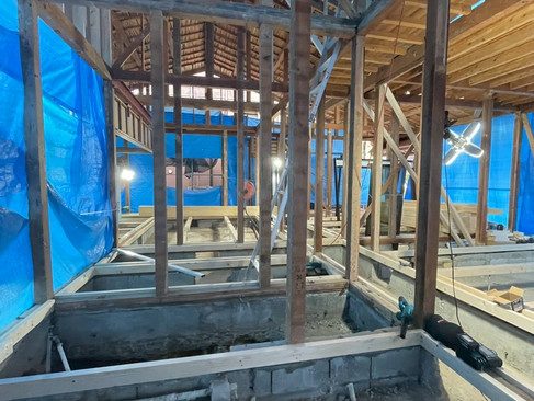 庫裏の土台を施工している工事中の様子