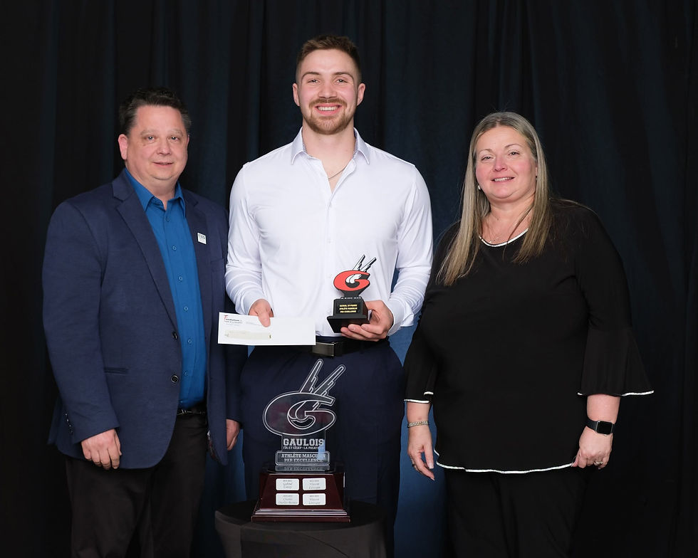 Samuel St-Pierre reçoit sa distinction des mains de Mme Annie Fortin et de M. Denis Bois